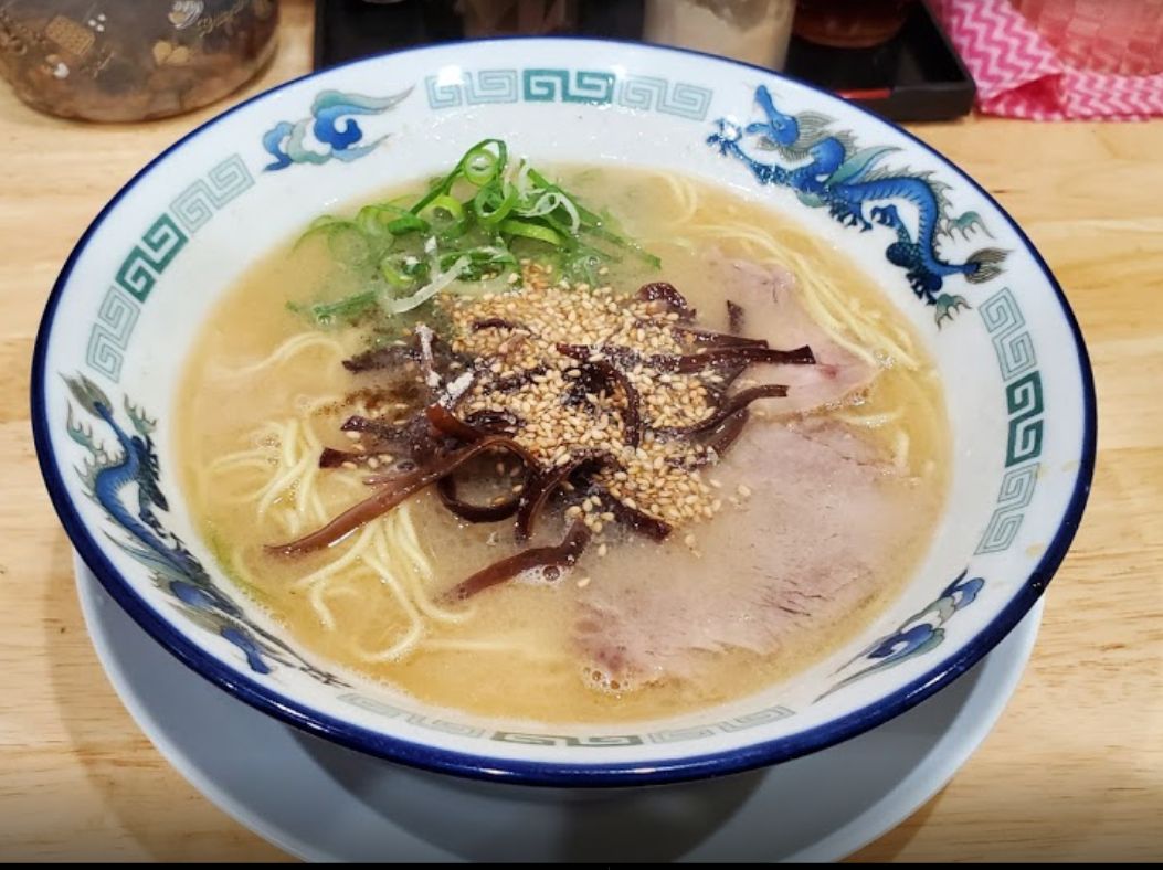 博多ラーメン黒羽のとんこつラーメンです。