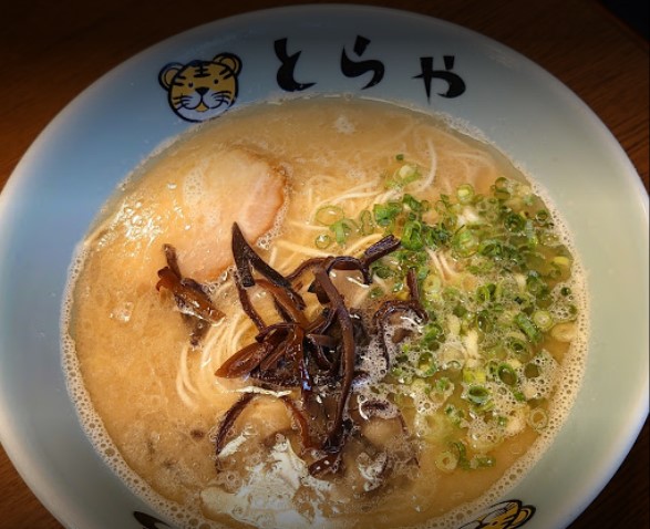 とらや 東油山本店のとんこつラーメンです。