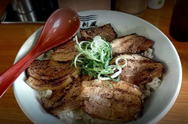 博多新風 高宮本店の炙りチャーシュー丼です。