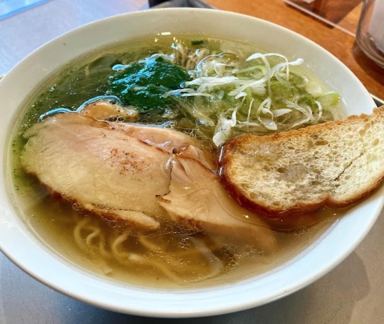 ニシムラ麺のニラのクリア塩ラー麺です。