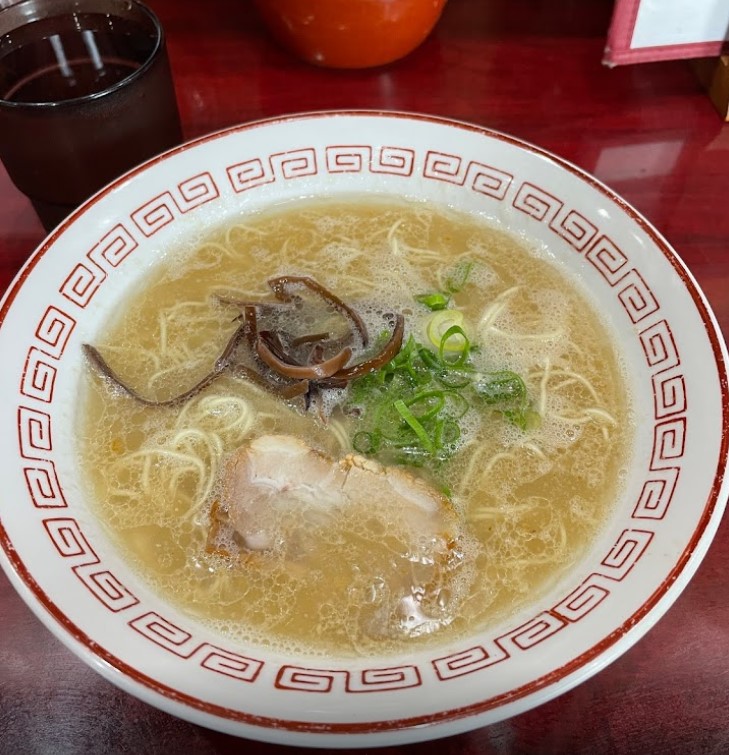 福芳亭 高宮店の豚骨ラーメンです。